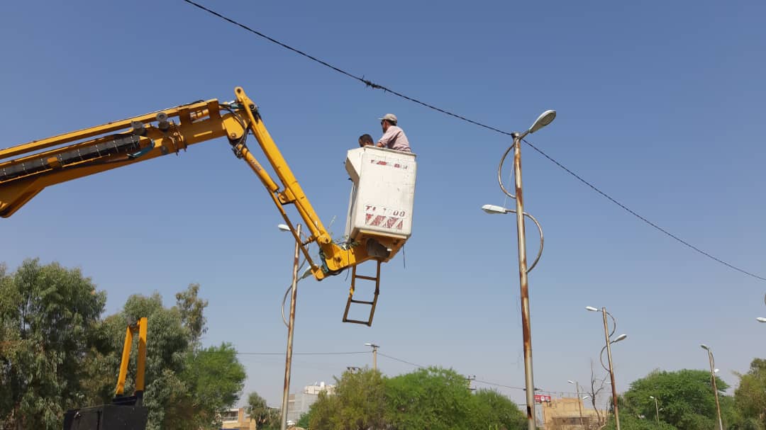 نصب پایه های روشنایی در پارک شهید خدری
