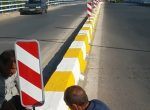 نصب تابلوهای راهنمایی و علائم هشدار دهنده ترافیکی درمسیر پل شهید کجباف به روایت تصویر